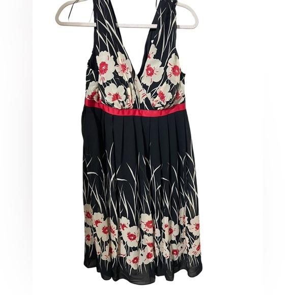 💙DRESS BARN, FLORAL BLACK/ RED SLEEVELESS, PLEADED DRESS - Picture 10 of 11